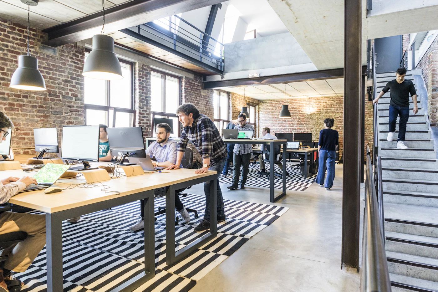 Ambiente de trabalho com estações de edição