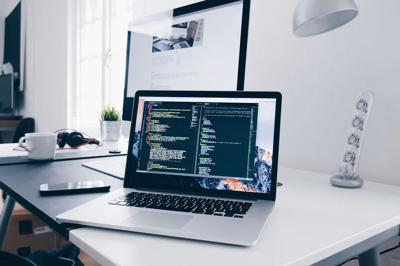 Notebook e monitor em uma estação de trabalho